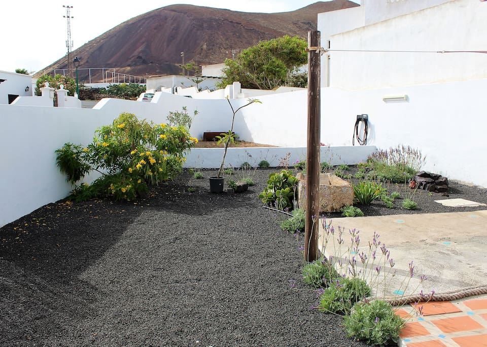 Hemos reservado un espacio exterior para que los huéspedes puedan disfrutar del jardín y la vista de ese volcán magnifico que es el de Tahiche.