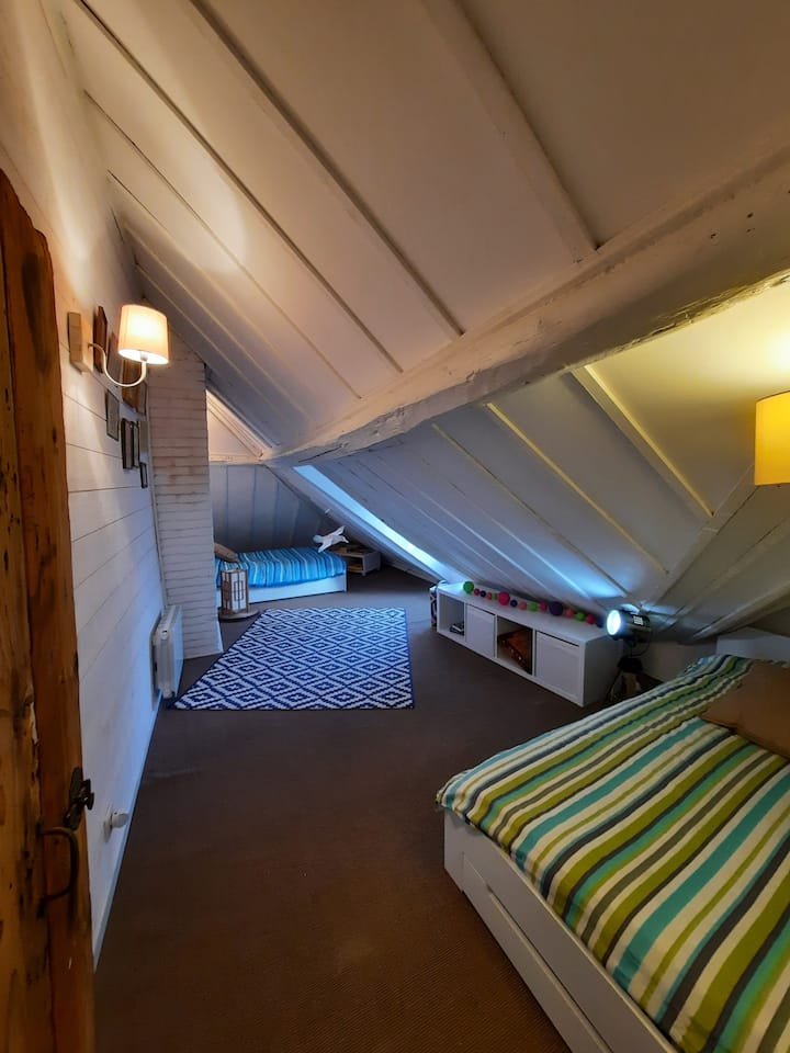 La Grande chambre
(2ème étage)

un lit simple supplémentaire peut être ajouté pour un 7ème voyageur,
ou pour former un Troisième lit double.

TV avec Console Wii 
Jeux 
Livres 
Etc