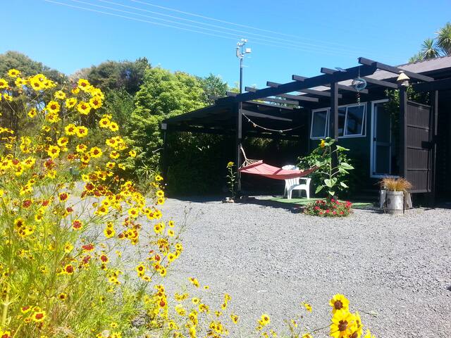 Hibiscus Cottage, quiet studio for 2, out of town
