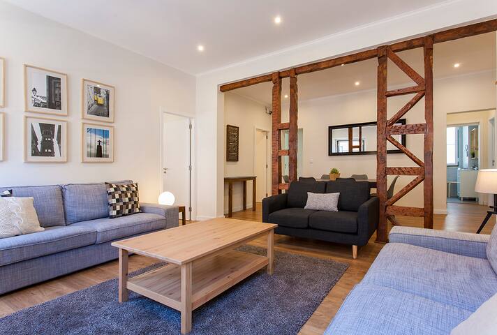 Central Downtown 4D up to 17guests by Central Hill gallery image 3