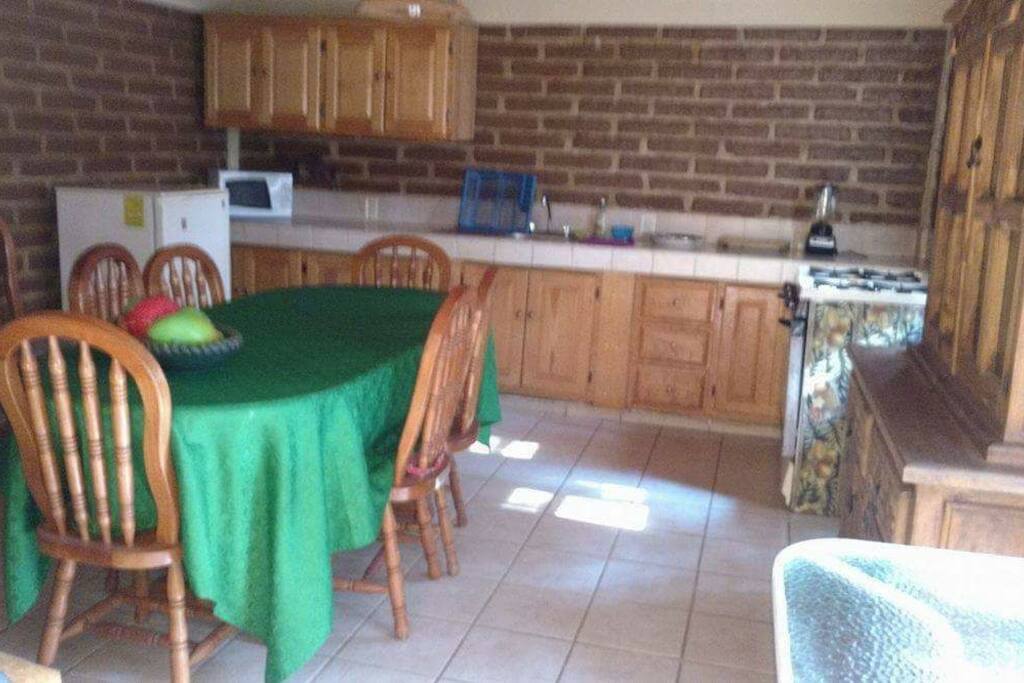 cocina comedor equipada con todo lo necesario utencilios, refrigerador licuadora , estufa