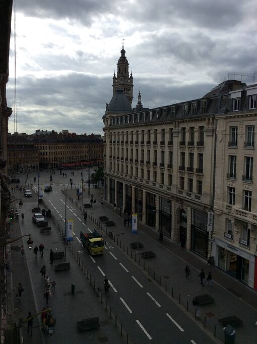 La vue sur le beffroi de la chambre des commerces et l'opéra