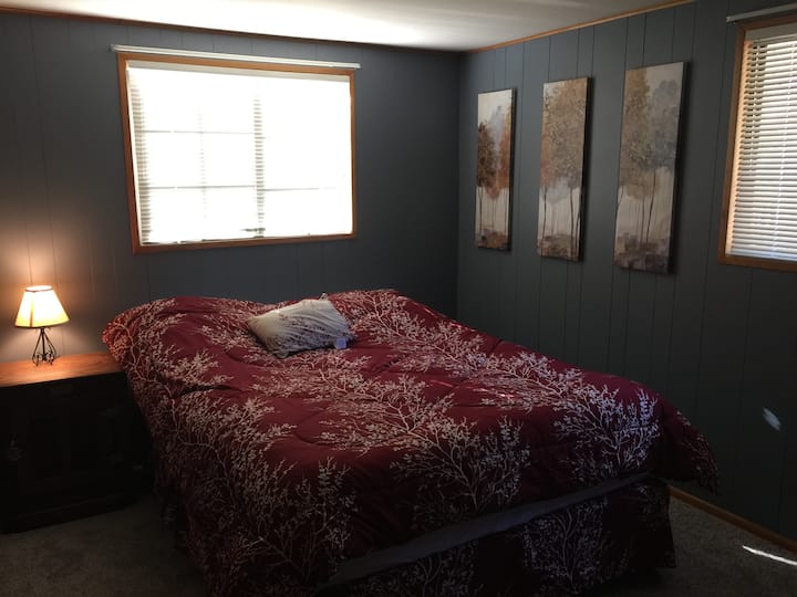 Zimmer 1 mit Queensize-Bett. 