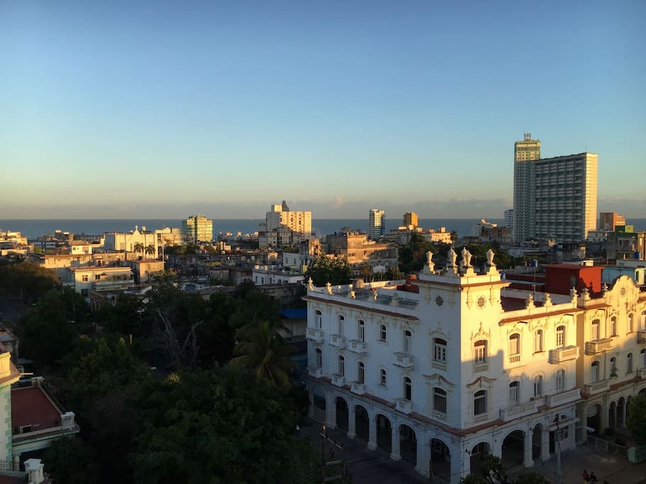 Le invitamos a que desde nuestra terraza contemple el atardecer junto a su familia o amigos en un momento especial
