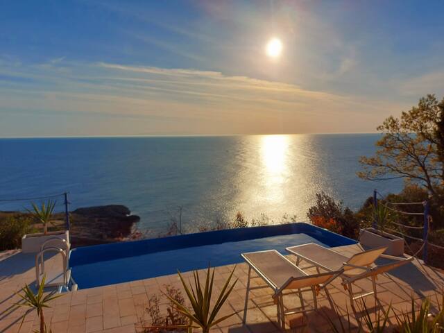 Villa by the sea in the bay exclusive swimmingpool gallery image 4