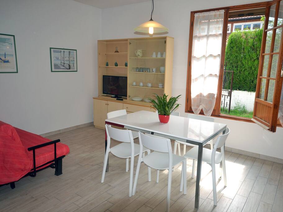Soggiorno nuovo con cucina a vista