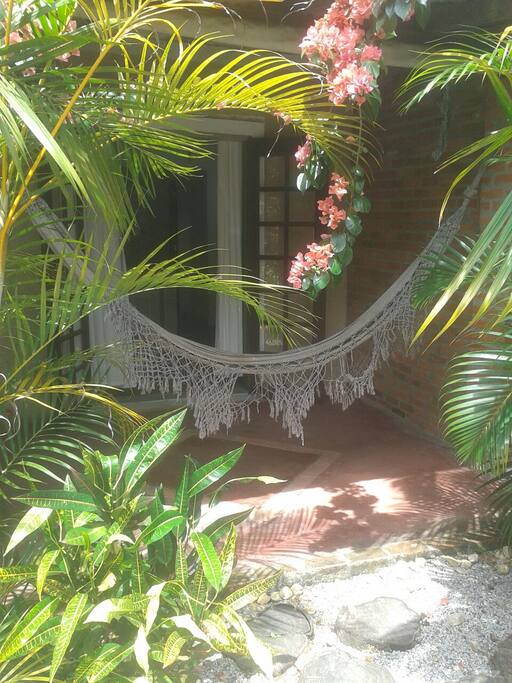 Essa é a varanda e a porta de entrada da casa.