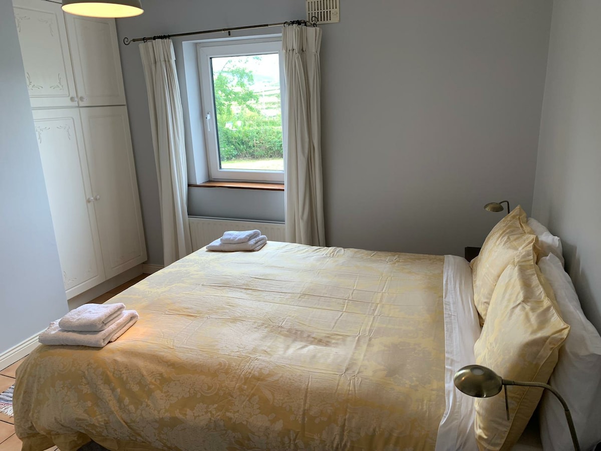 楼下有套房卧室