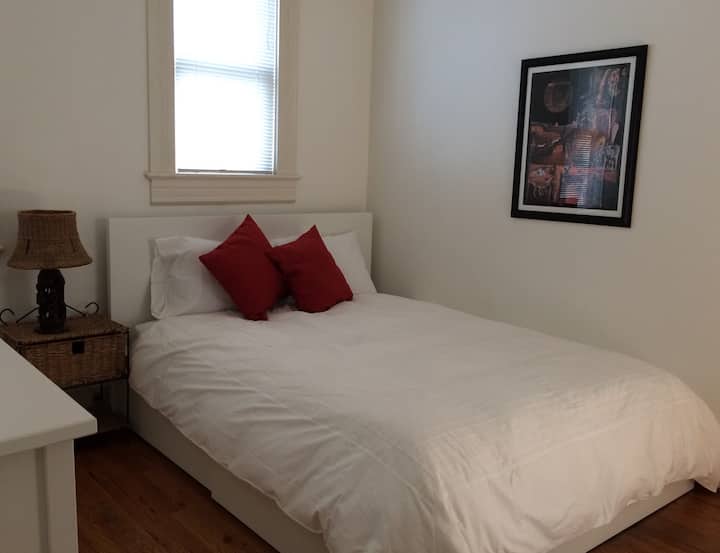 bedroom - 1 queen bed