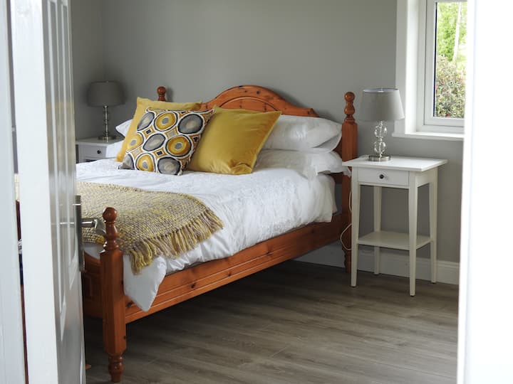 חדר שינה ראשי עם מיטה זוגית