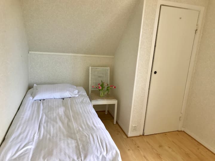 Slaapkamer met een eenpersoonsbed. Ruimte voor extra matras