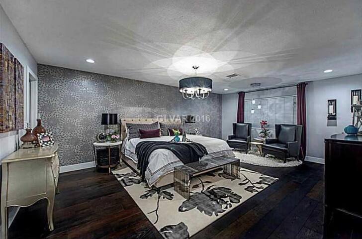 Gorgeous HGTV Property Brothers 5 bed home w/ pool gallery image 5