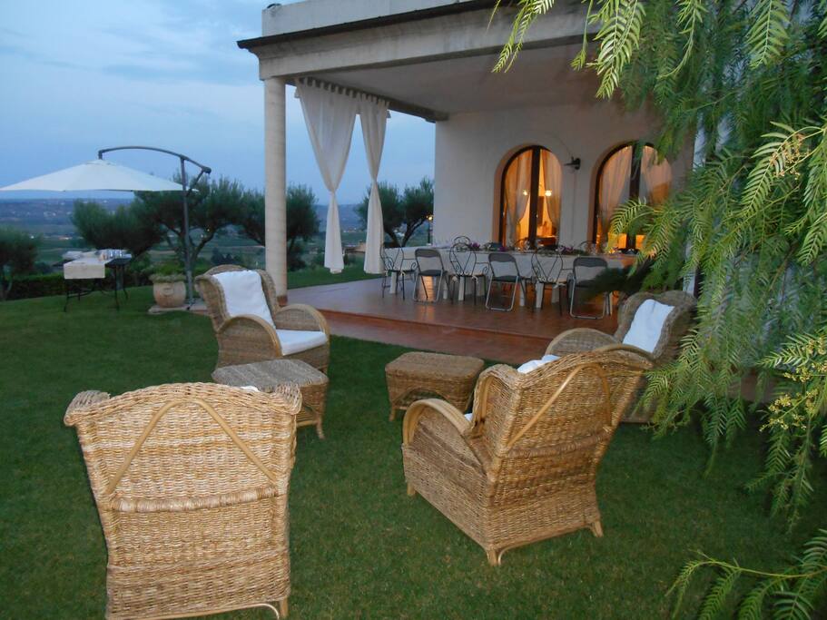 Altra parte del giardino con tavola apparecchiata sotto il portico