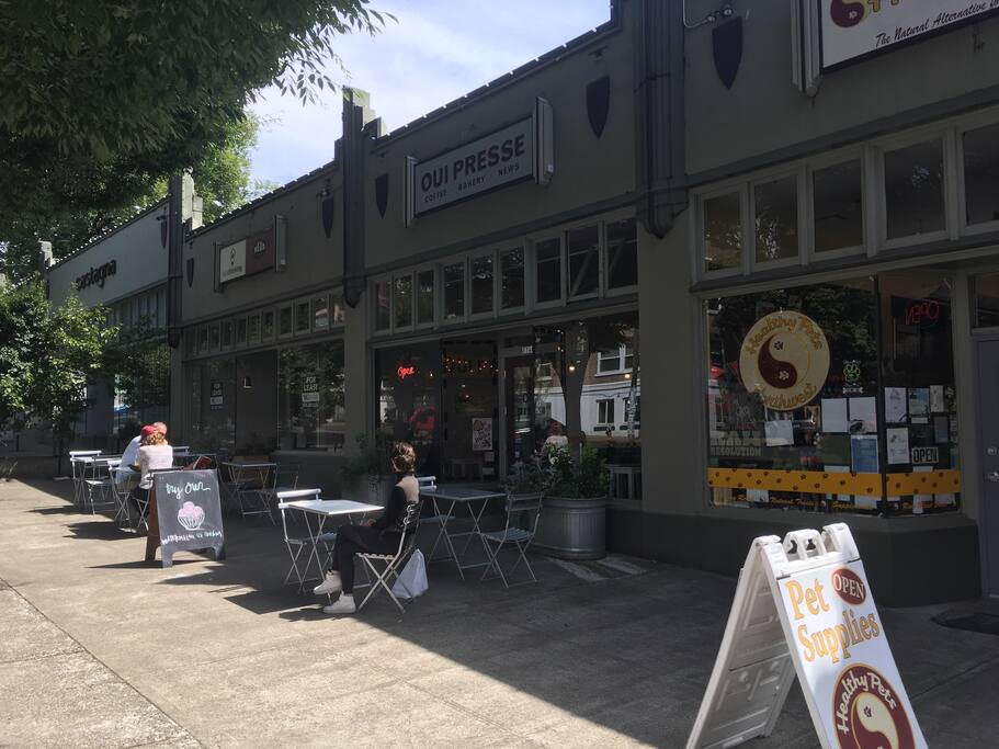 Oui Presse, 2 minute walk to great coffee and cute shops!