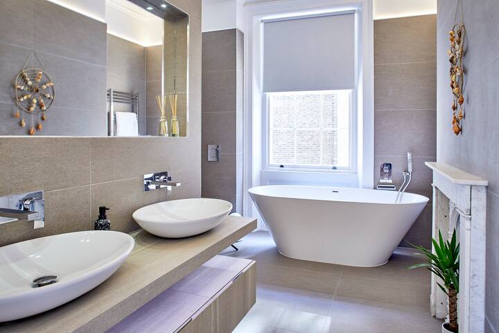 Stylish townhouse with garden in central London gallery image 3