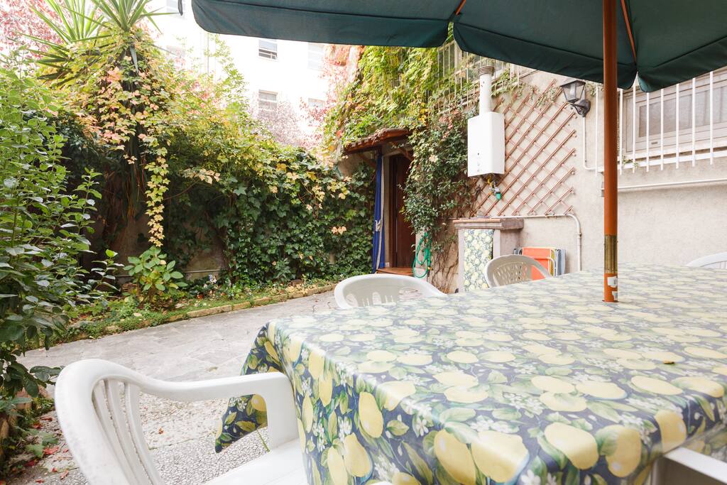Garden for romantic dinners