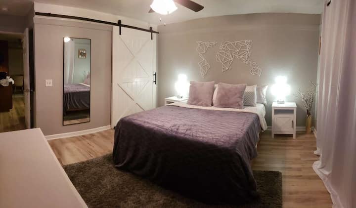 Hlavná spálňa má zbrusu novú posteľ s posteľnou bielizňou s vysokým počtom nití. 