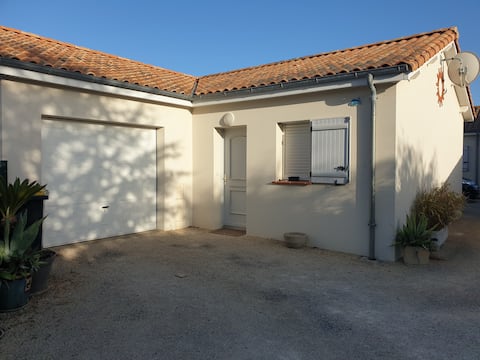 Charming 2 bedroom house, close to beach and port