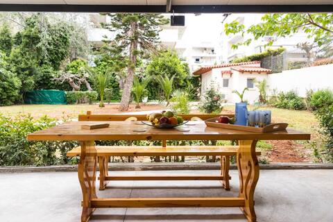 Central Varkiza apartment 3 min walk from beach!