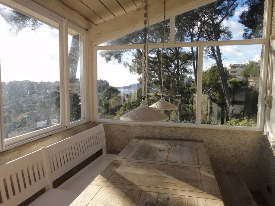 Terrasse et coin repas avec sur la mer