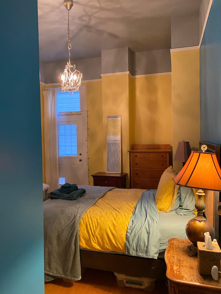 Dormitorio 2 : Techo acogedor, muy alto, cama de tamaño completo muy cómoda.  Colores amarillos y azules.