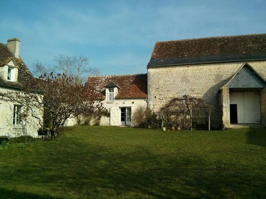 Entrée par la cour