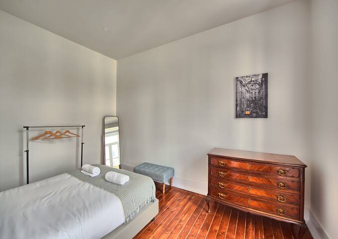 Lisbon Comfy Apartment – Metro at the door gallery image 4