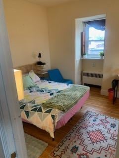 غرفة نوم مريحة مع مرتبة ميموري فوم بحجم كبير ومنضدة فريدة من نوعها. هناك أيضًا خزانة ملابس صغيرة في الوحدة الآن وعلى الجانب الآخر من السرير مباشرة خزانة واسعة مع مكواة وطاولة كي الملابس والكثير من الشماعات.