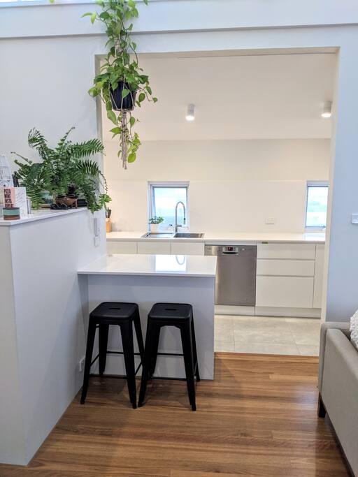 The breakfast bench with 2 stools