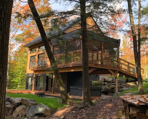 Spa & lake chalet, charging station, 15 min to Saint-Sauveur