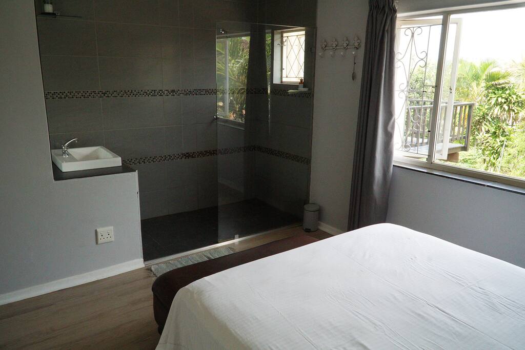 Ensuite shower & baisin