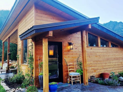 Cozy Rock Creek modern retreat with stunning view