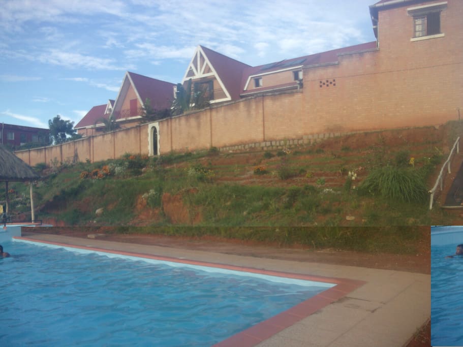 Maison vue depuis la piscine