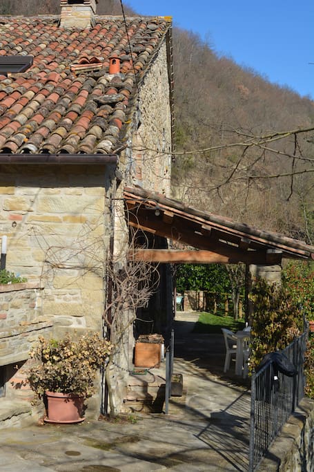 L’abitazione Ca’Masso di sotto è caratterizzata da un’ampia veranda a tettoia, tipica delle case contadine di un tempo, che costituisce una sorta di “balcone naturale” sulla magnifica vallata del Metauro.