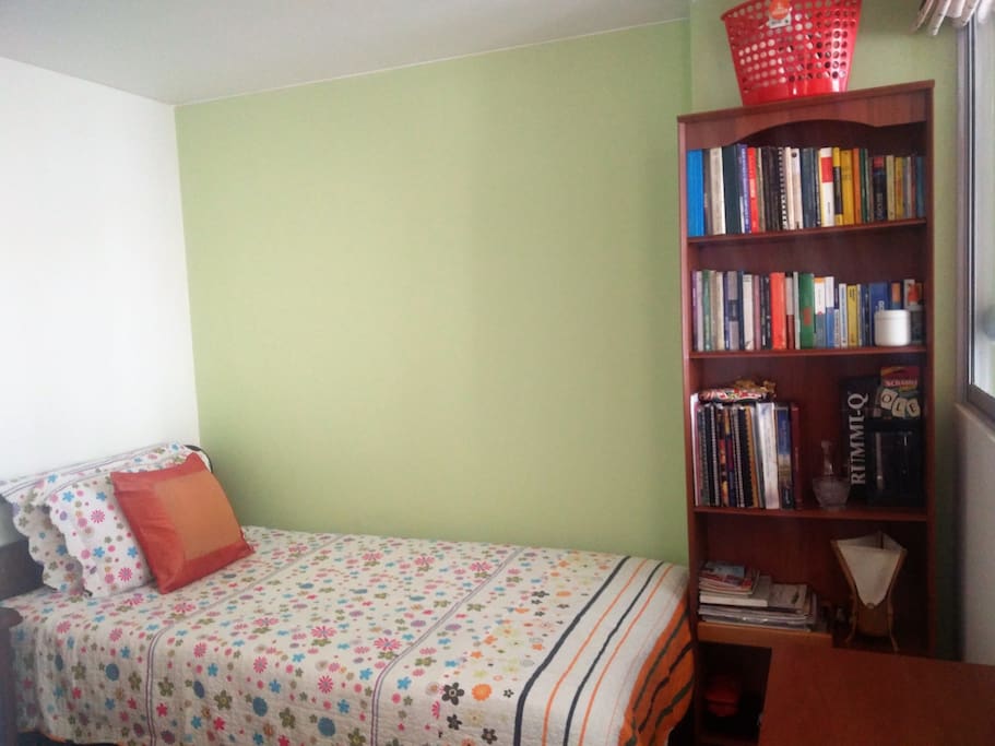 Nuestro cuarto cuenta con una cama individual , mesa de noche y biblioteca. Our room has one bed , night table and library!!!