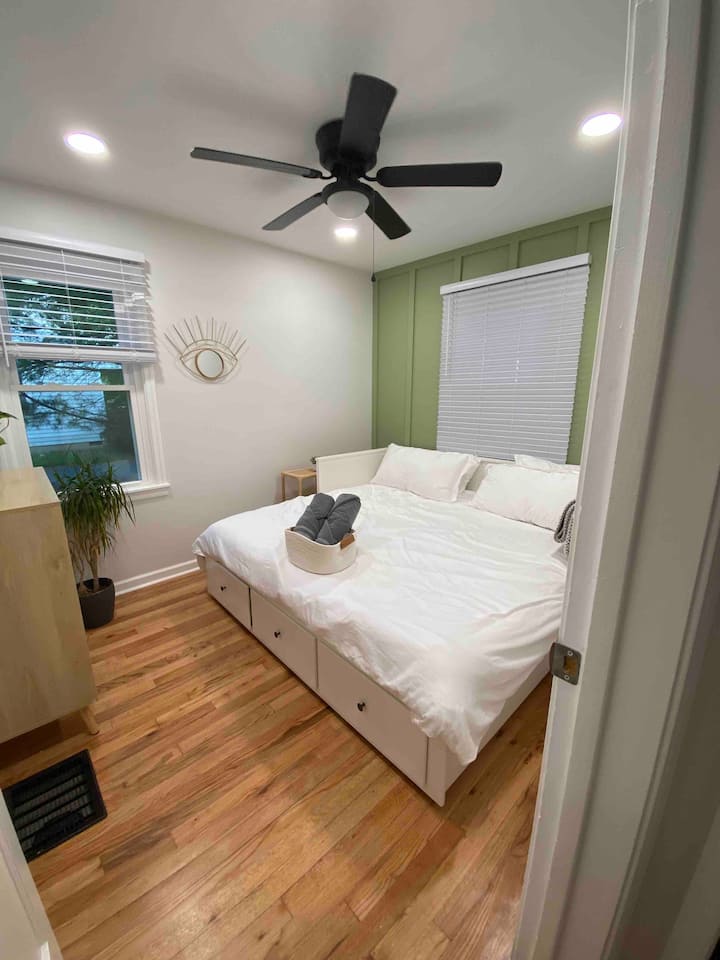 מיטת קינג סייז. ניתן לקפל עד גודל כפול לחדר נוסף. יש גם טלוויזיה וארון בחדר הזה.