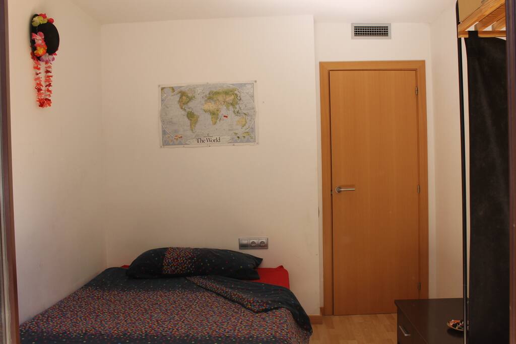 Cama doble y cómoda. / Double and comfy bed.