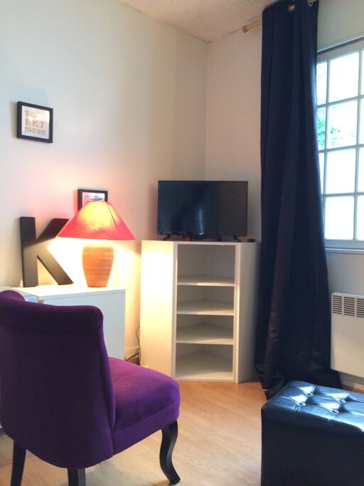 Cosy petit salon avec télé