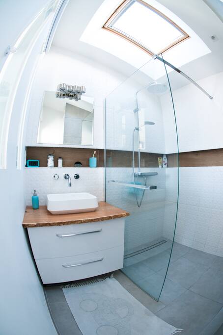 Salle de bain : Meuble vasque, douche à l'italienne (1m de large!). Sèche serviette. Vélux avec télé-commande pour ouverture...