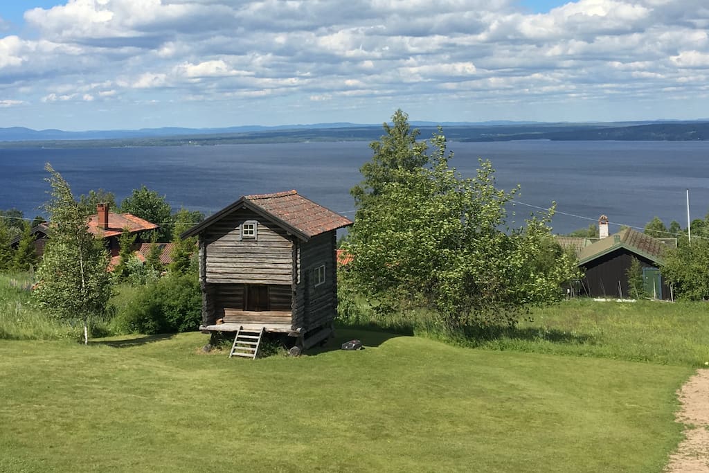Liten timmerstuga med milsvid utsiktöver Siljan Stugor att hyra i Rättvik, Dalarnas län, Sverige Liten timmerstuga med milsvid utsiktöver Siljan Stugor att hyra i Rättvik, Dalarnas län, Sverige