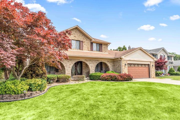 Luxury 4-BR Retreat: Space & Elegance!