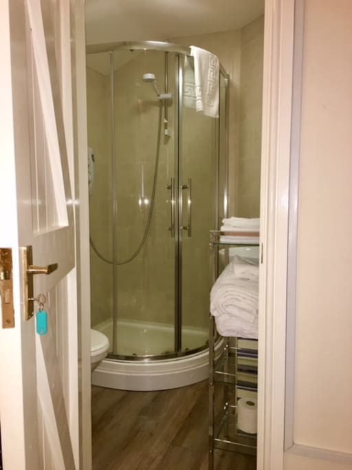 Shower room.