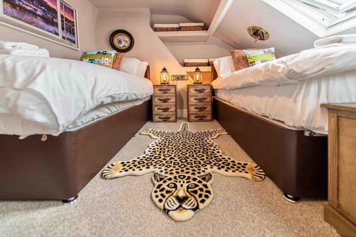 Nautički uređena spavaća soba u potkrovlju s dva odvojena kreveta koji se mogu zatražiti kao super-kraljevski krevet. S ogledalima u prozoru, svjetiljkom za maglu, kukama za jastoge, tepihom od leoparda i drugim neobičnim predmetima. Također je prostor za opuštanje, s 2 vreće za sjedenje i podnožjem. 