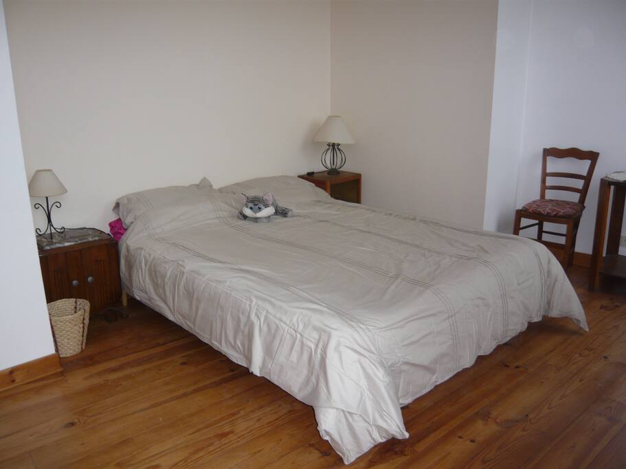 Première chambre avec lit double