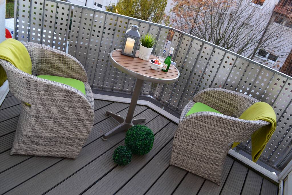 Balkon/Lounge mit Tisch und 2 Sessel, Kissen und Decken sind auch vorhanden um in der Winterzeit draußen zu genießen