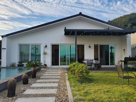 *Private Pool Villa*Sea View*Spacious Garden*Dog Friendly*Large Swimming Pool*Muse House