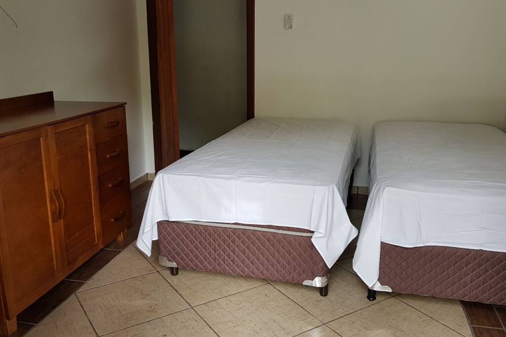 QUARTO COM 2 CAMAS DE SOLTEIRO