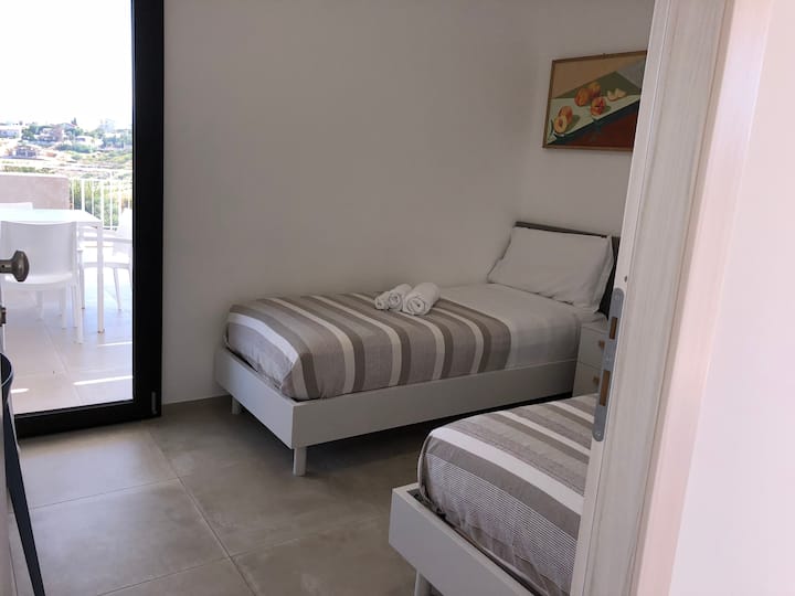 חדר עם שני מושבים