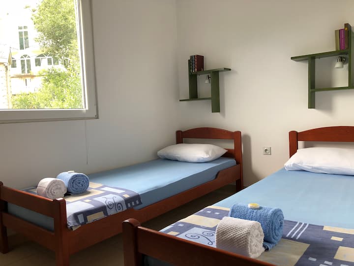 带单人床的卧室