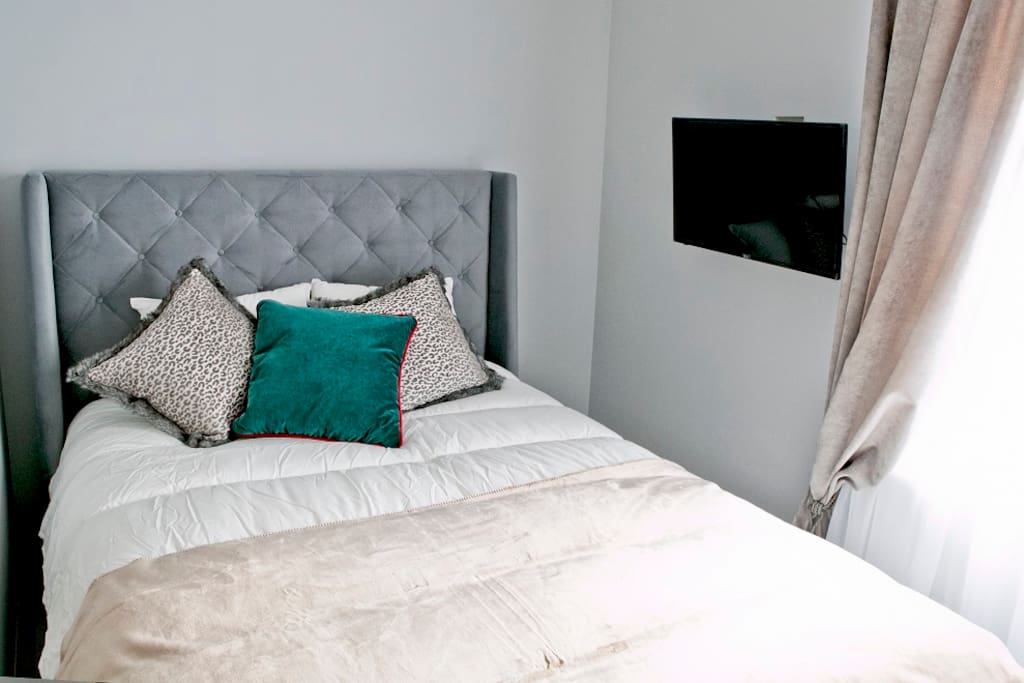 King bed, TV